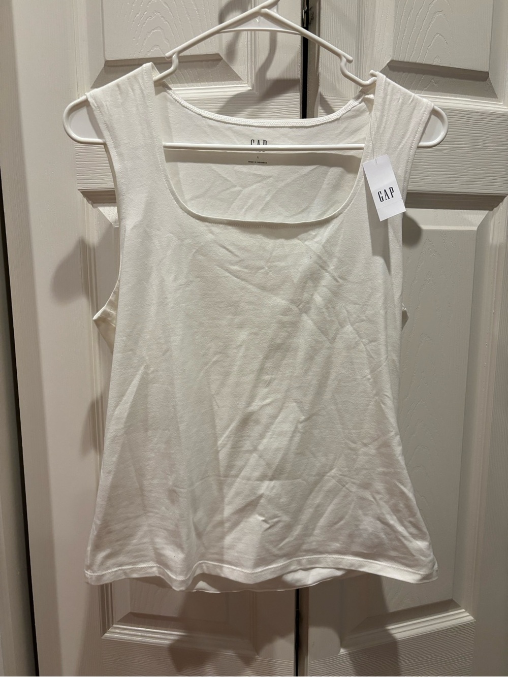 NWT - GAP White Scoop Neck Sleeveless Tank Top